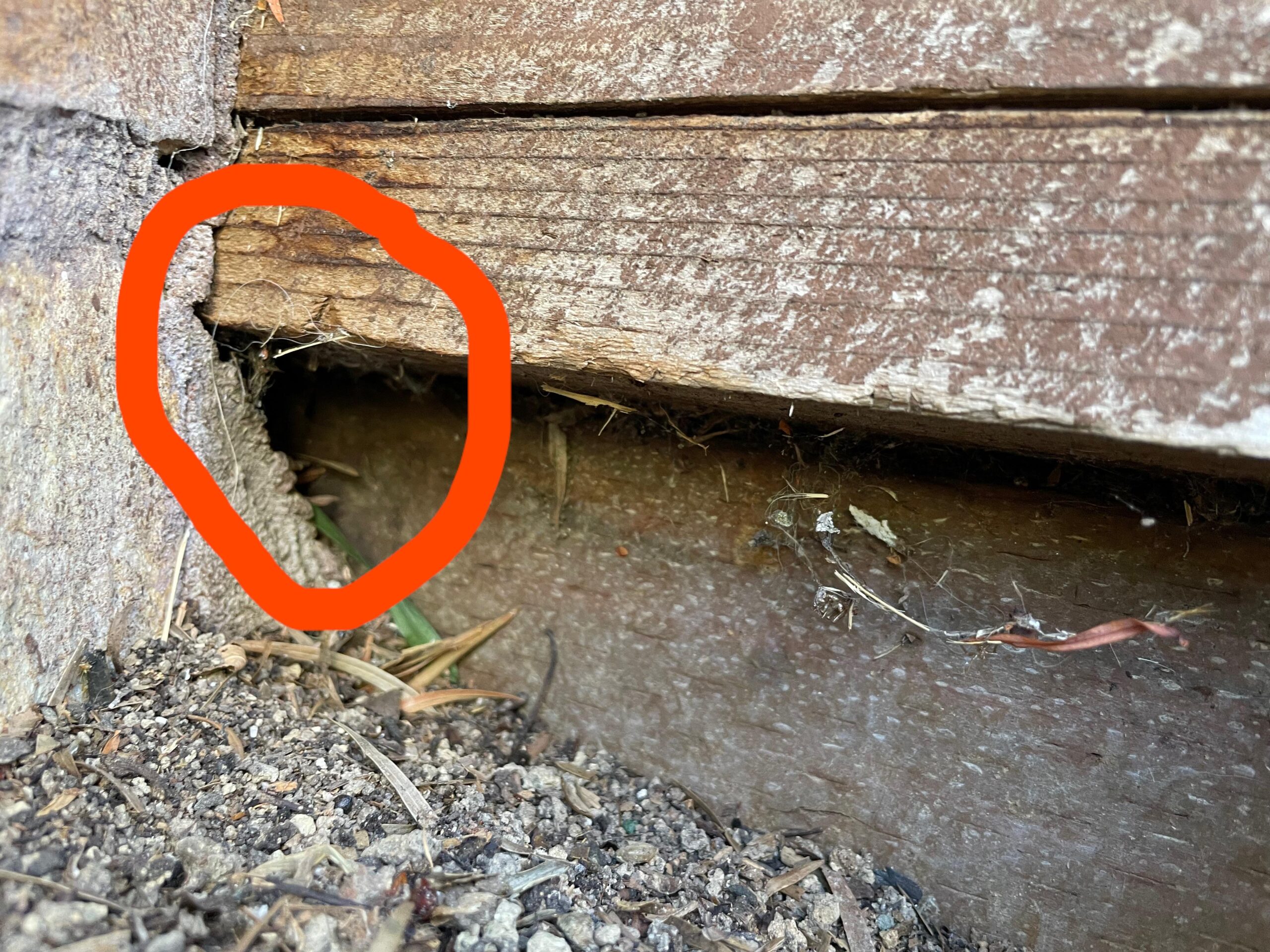 Typisk indgangspunkt i sommerhus – rør/ventil/under beklædning